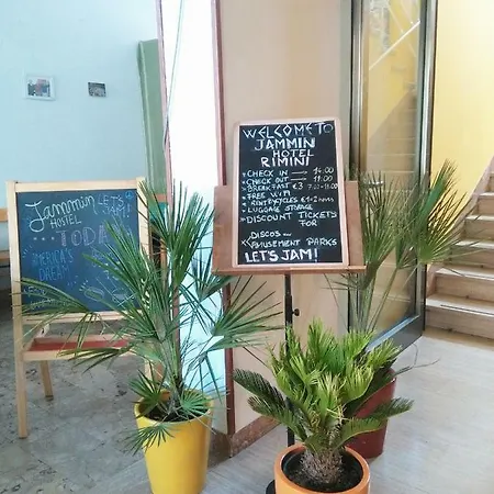 מלון Jammin' Beach Hotel *